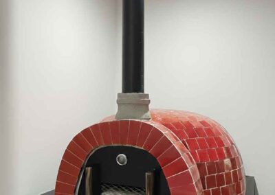 Eficiencia térmica y control en horno refractario híbrido (gas/leña) para restaurante